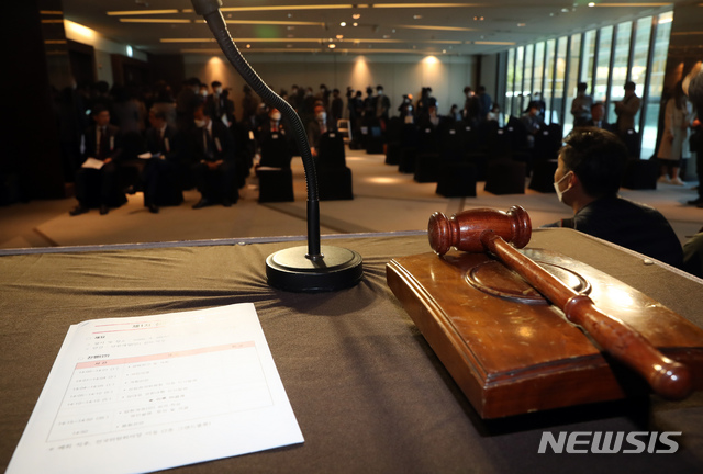 [서울=뉴시스] 고승민 기자 = 28일 서울 영등포구 63스퀘어에서 열릴 예정이었던 미래통합당 제1차 상임전국위원회가 정족수 미달로 개최되지 않았다. 미래통합당 김세연, 홍문표 의원 등 참석자들이 자리해 있으나 빈자리가 보이고 있다. 2020.04.28. kkssmm99@newsis.com