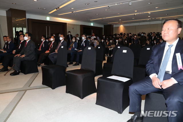 [서울=뉴시스] 고승민 기자 = 28일 서울 영등포구 63스퀘어에서 열릴 예정이었던 미래통합당 제1차 상임전국위원회가 정족수 미달로 개최되지 않았다. 미래통합당 심재철 당대표 권한대행과 정우택 전국위원장 등 참석자들이 자리해 있으나 빈자리가 보이고 있다. 2020.04.28. kkssmm99@newsis.com