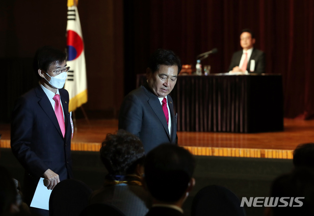 [서울=뉴시스] 고승민 기자 = 미래통합당 심재철당대표 권한대행과 조경태 의원이 28일 서울 여의도 63스퀘어에서 열린 미래통합당 제1차 전국위원회에서 대화 후 자리에 앉고 있다. 2020.04.28.kkssmm99@newsis.com