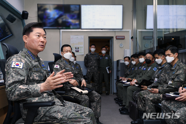 [서울=뉴시스]원인철 공군참모총장이 28일 한국항공우주작전본부(KAOC) 전투지휘소에서 작전요원들의 노고를 치하하고 있다. (사진=공군 제공) 2020.04.28. photo@newsis.com