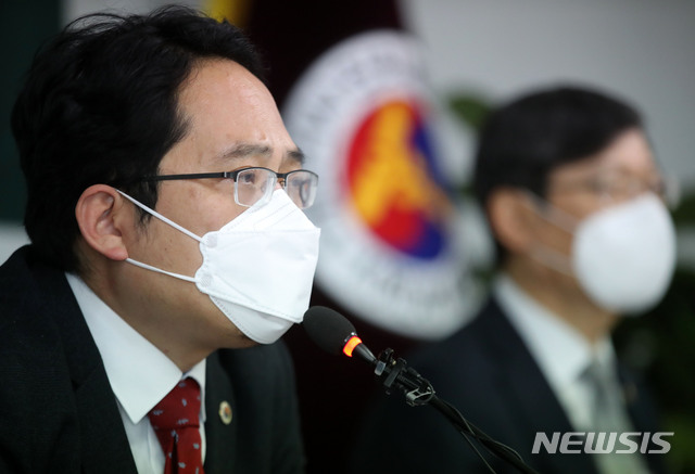 [서울=뉴시스] 박미소 기자 = 최대집 대한의사협회장이 28일 오후 서울 용산구 대한의사협회 기자회견장에서 열린 '코로나19 사태 관련 의원급 의료기관 경영위기 실태 및 지원방안 모색을 위한 기자회견'에서 발언하고 있다. 2020.04.28.&nbsp; misocamera@newsis.com