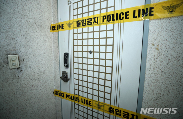 [서울=뉴시스] 고범준 기자 = 지난 28일 서울 동작구의 한 빌라 장롱 안에서 비닐에 싸인 시신 2구가 발견됐다. 이들은 할머니와 손자 관계로 파악됐다. 사건 현장 앞에 폴리스라인 테이프가 붙어 있다. 2020.04.28. bjko@newsis.com