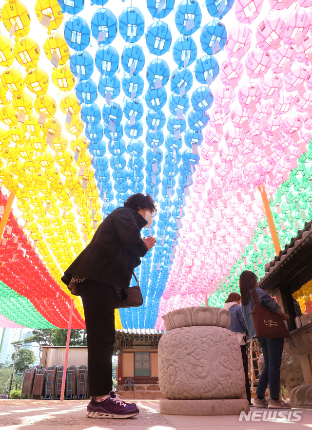 [서울=뉴시스] 전진환 기자 = 부처님오신 날을 이틀 앞둔 28일 오후 서울 강남구 삼성동 봉은사에 형형색색의 연등이 걸려있다. 2020.04.28 amin2@newsis.com