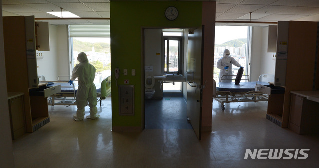 [대구=뉴시스] 이무열 기자 = 대구 북구 근로복지공단 대구병원이 감염병전담병원 지정에서 해제된 28일 오후 병원 의료진들이 코로나19 환자들이 치료받던 병실을 정리하고 있다. 대구병원은 지난 2월부터 병상 200개를 확보해 코로나19 확진자 360여명을 치료했다. 2020.04.28. lmy@newsis.com