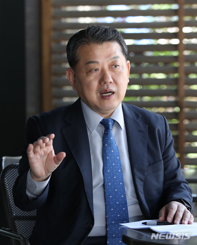 [서울=뉴시스] 조수정 기자 = 김병주 더불어시민당 비례대표 국회의원 당선인이 28일 서울 여의도에서 뉴시스와 인터뷰 하고 있다. 2020.04.29. chocrystal@newsis.com