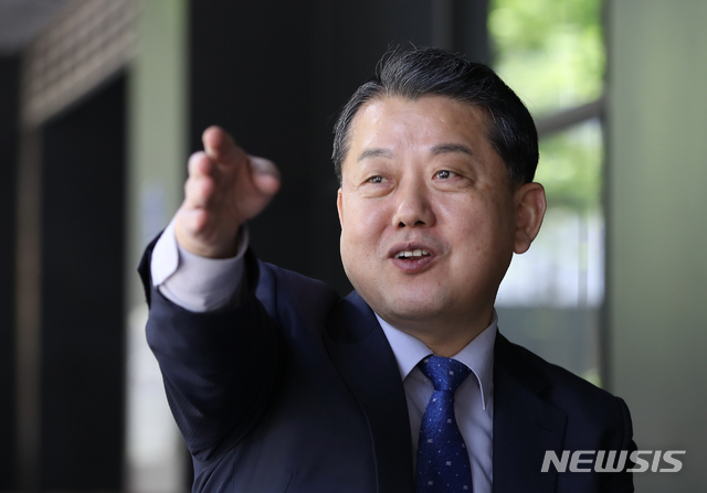 [서울=뉴시스] 조수정 기자 = 김병주 더불어시민당 비례대표 국회의원 당선인이 28일 서울 여의도에서 뉴시스와 인터뷰 하고 있다. 2020.04.29. chocrystal@newsis.com