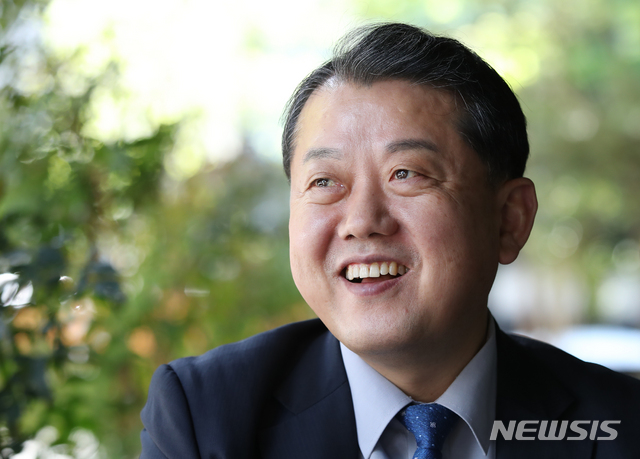 [서울=뉴시스] 조수정 기자 = 김병주 더불어시민당 비례대표 국회의원 당선인이 28일 오전 서울 여의도에서 뉴시스와 인터뷰 하고 있다. 2020.04.29. chocrystal@newsis.com