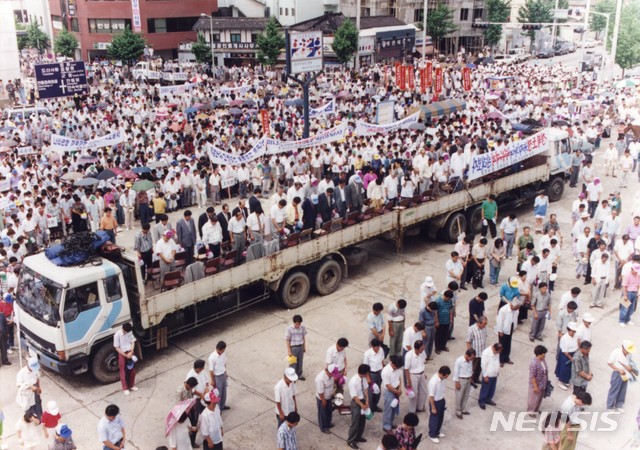 1990년대 안동역에서 개최된 '경북도청 유치대회' (사진=경북기록문화연구원 제공)