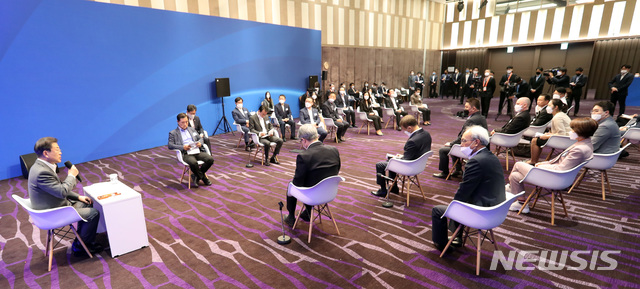 [서울=뉴시스]박영태 기자 = 문재인 대통령이 29일 서울 광진구 워커힐 호텔에서 열린 신종 코로나바이러스 감염증(코로나19) 극복 고용유지 현장간담회에 참석해 발언하고 있다. 2020.04.29.since1999@newsis.com