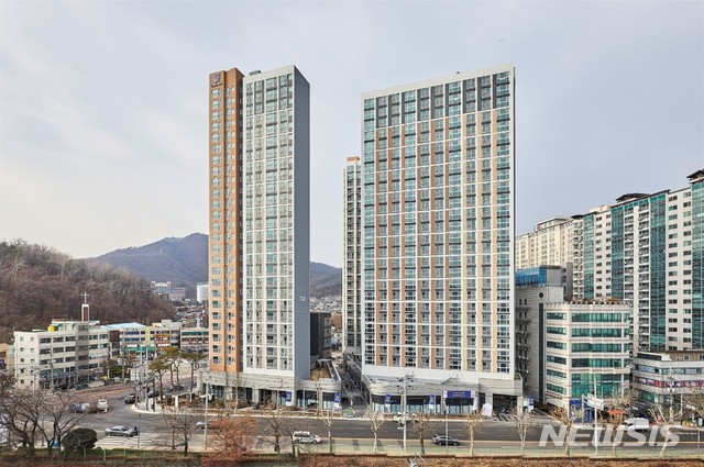 [서울=뉴시스]반도건설은 역세권 원스톱 주상복합단지인 경기 '안양 명학역 유보라 더 스마트'의 아파트 및 오피스텔 입주가 거의 완료됨에 따라 단지내 상업시설인 '유토피아'에도 훈풍이 불고 있다고 29일 밝혔다. 사진은 '안양 명학역 유보라 더 스마트' 단지 전경. (제공 = 반도건설) 2020.04.29.