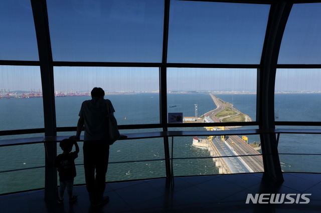 [수원=뉴시스] 박다예 기자 = 경기 안산시 시화방조제길. 2020.04.29 (사진 = 경기도 제공)photo@newsis.com 
