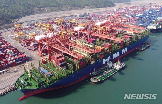 [부산=뉴시스]1일 산업통상자원부 자료를 보면 지난달 대(對)중국 수출액은 전년 대비 9.5% 증가한 114억2000만 달러로 집계됐다. 사진은 부산항에 입항한 HMM사의 '알헤시라스호'. (사진=부산항만공사 제공)photo@newsis.com