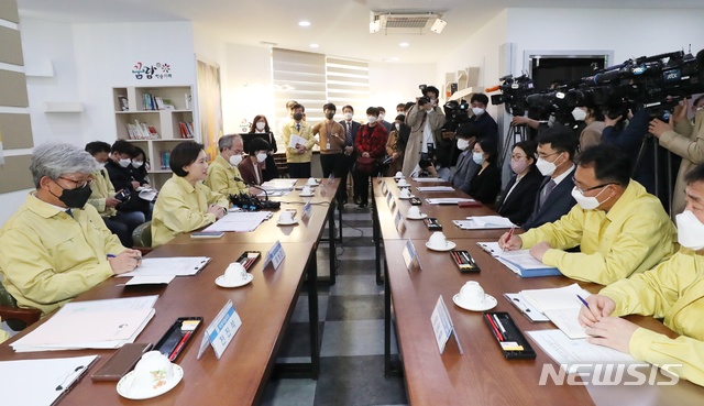 [서울=뉴시스]유은혜 사회부총리 겸 교육부 장관은 29일 오후 서울 성동구 무학여자고등학교에서 방역전문가들과 간담회를 갖고 등교개학에 대한 방역 측면의 자문을 구했다.(사진=교육부 제공). 2020.04.29.photo@newsis.com