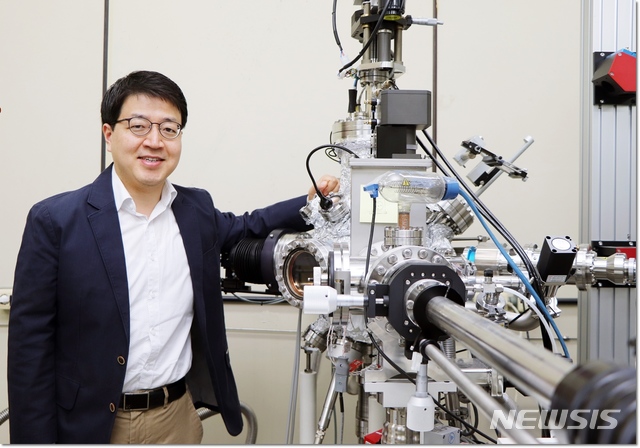 [포항=뉴시스] 강진구 기자 = 포스텍(총장 김무환)은 신소재공학과 손준우 교수(교신저자·사진), 유상배 박사, 통합과정 윤다섭 씨(공동 제1저자) 연구팀이 높은 전기전도도의 페로브스카이트 주석 산화물 위에서 금속 나노 입자의 용출 현상을 구현했다고 29일 밝혔다.(사진=포스텍 제공) 2020.04.29.&nbsp; photo@newsis.com