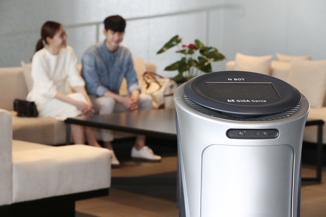 [서울=뉴시스]KT가 현대로보틱스와 공동 개발한 2세대 기가지니 호텔로봇 ‘엔봇(N bot)’을 활용한 객실서비스를 30일부터 노보텔 앰배서더 동대문에서 제공한다고 밝혔다. 모델들이 2세대 기가지니 호텔로봇 ‘엔봇(N bot)’을 소개하고 있다. (사진=KT 제공) 2020.04.29 