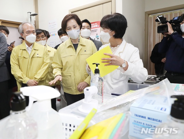[서울=뉴시스]유은혜 사회부총리 겸 교육부 장관은 29일 오후 2시 서울 성동구 무학여자고등학교를 방문해 학교 방역상황을 점검했다. 유 부총리가 무학여고 보건실을 찾아 학교 관계자로부터 설명을 듣고 있다. (사진=교육부 제공). 2020.04.29. photo@newsis.com 