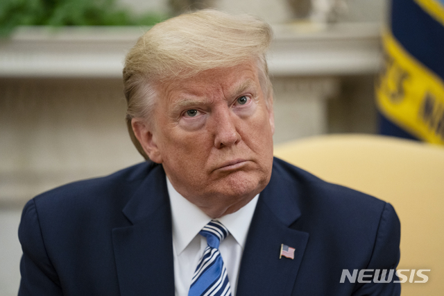 [워싱턴=AP/뉴시스]28일(현지시간) 도널드 트럼프 미국 대통령은 김정은 국무위원장의 건강이상설과 관련 “나는 그저 그 것(김 위원장의 건강이상설)에 대해 언급하고 싶지 않다"고 말했다. "그가 잘 있기를 바란다"고 덧붙였다. 2020.04.29. 