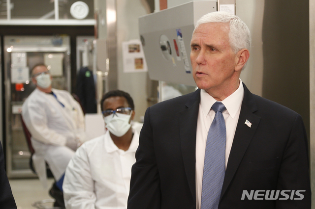 [로체스터=AP/뉴시스]마이크 펜스 미국 부통령이 28일(현지시간) 미 미네소타주 로체스터의 메이요 클리닉에 있는 분자실험실을 방문해 둘러보고 있다. 2020.04.29.