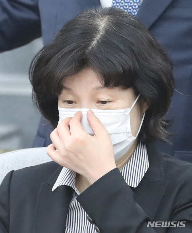 [서울=뉴시스]김명원 기자 = 부동산실명제 위반과 명의신탁 등 재산 증식을 둘러싸고 각종 의혹이 제기되며 더불어시민당에서 제명된 양정숙 당선인. 사진은 28일 서울 여의도 국회 제3회의장에서 열린 더불어민주당의 ‘경제를 공부하는 국회의원 모임(경국지모)에 참석한 모습. 2020.04.29. kmx1105@newsis.com