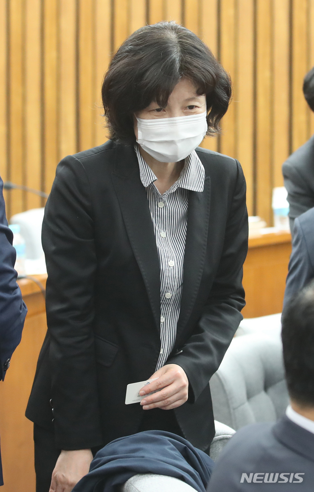 [서울=뉴시스]김명원 기자 = 부동산실명제 위반과 명의신탁 등 재산 증식을 둘러싸고 각종 의혹이 제기되며 더불어시민당에서 제명된 양정숙 당선인. 사진은 28일 서울 여의도 국회 제3회의장에서 열린 더불어민주당의 ‘경제를 공부하는 국회의원 모임(경국지모)에 참석한 모습. 2020.04.29. kmx1105@newsis.com