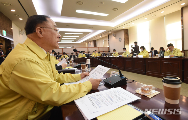 [서울=뉴시스]홍남기 부총리 겸 기획재정부 장관이 29일 서울 종로구 정부서울청사에서 열린 '제1차 비상경제 중앙대책본부 회의'를 주재, 발언을 하고 있다. (사진=기획재정부 제공) 2020.04.29.&nbsp;&nbsp; photo@newsis.com