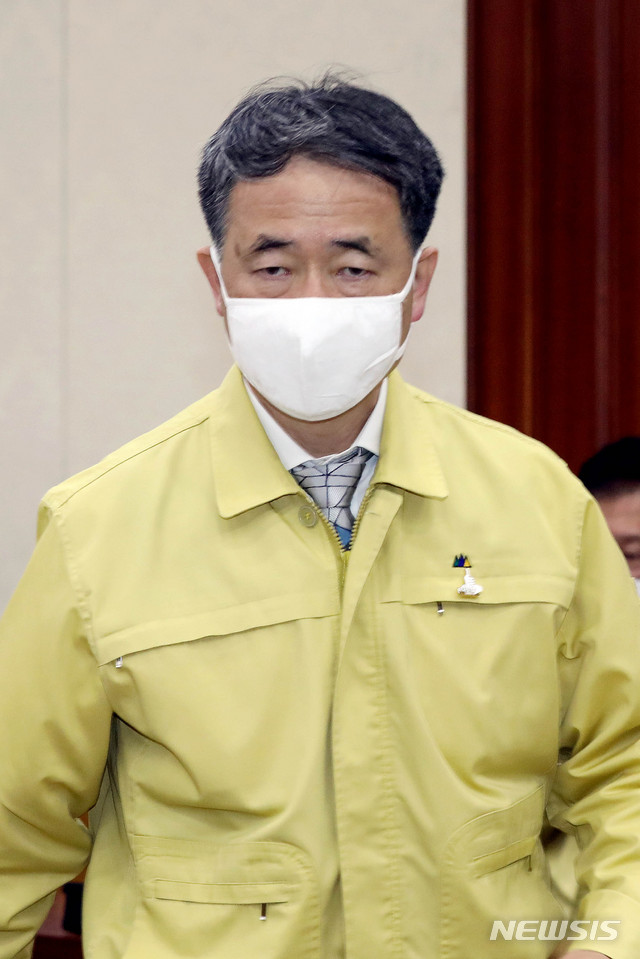 [서울=뉴시스]김병문 기자 = 박능후 보건복지부 장관이 지난 29일 오전 서울 종로구 정부서울청사에서 열린 '신종 코로나바이러스 감염증(코로나19) 대응 중앙재난안전대책본부 회의'에 참석하고 있다. 2020.04.29. dadazon@newsis.com