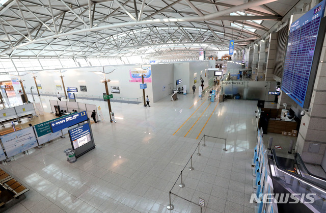 [인천공항=뉴시스] 박미소 기자 =지난 4월29일 오전 인천국제공항 제1여객터미널 출국장이 한산한 모습을 보이고 있다. 2020.04.29. misocamera@newsis.com