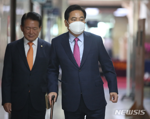 [서울=뉴시스]김명원 기자 = 심재철 미래통합당 대표권한대행이 29일 오전 서울 여의도 국회로 출근하고 있다. 김한표 미래통합당 원내수석부대표. 2020.04.29. kmx1105@newsis.com