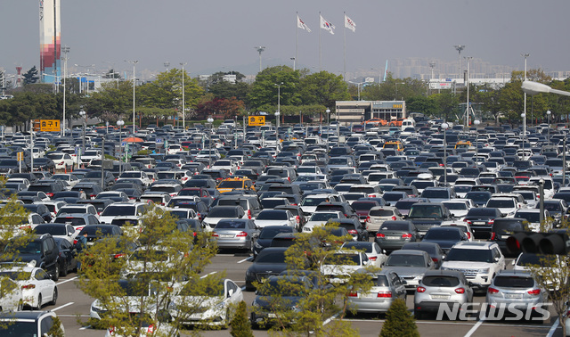 [서울=뉴시스]전신 기자 = 황금연휴를 하루 앞둔 29일 서울 강서구 김포공항 국내선 주차장이 차량으로 가득 차 있다. 2020.04.29.&nbsp; photo1006@newsis.com