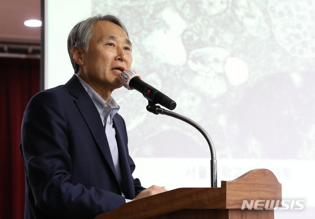 [서울=뉴시스] 박민석 기자 = 오명돈 중앙임상위원회 위원장이 29일 오전 서울 중구 국립중앙의료원에서 열린 '신종감염병 중앙임상위원회' 기자회견에서 '완치자 바이러스 재검출 또는 재양성자 발생, 어떻게 볼 것인가'에 대한 브리핑을 하고 있다. 2020.04.29 .&nbsp; mspark@newsis.com