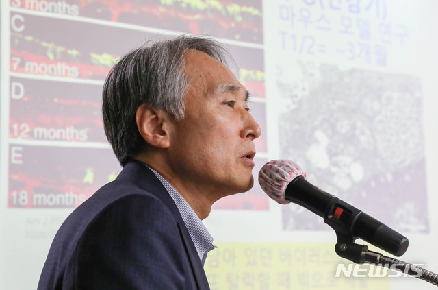 [서울=뉴시스] 박민석 기자 = 오명돈 중앙임상위원회 위원장이 29일 오전 서울 중구 국립중앙의료원에서 열린 '신종감염병 중앙임상위원회' 기자회견에서 '완치자 바이러스 재검출 또는 재양성자 발생, 어떻게 볼 것인가'에 대한 브리핑을 하고 있다. 2020.04.29 . mspark@newsis.com