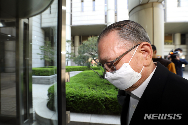 [서울=뉴시스] 이윤청 기자 =박근혜 정부 시절 보수단체 지원을 강요하는 등 이른바 '화이트리스트'를 주도한 혐의를 받는 김기춘 전 대통령 비서실장이 지난달 29일 서울 서초구 서울고등법원에서 열리는 파기환송심 1차 공판에 출석하고 있다. 2020.04.29. radiohead@newsis.com