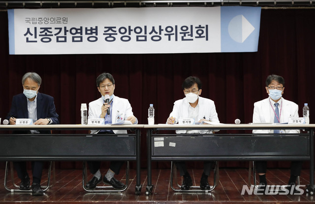 [서울=뉴시스] 박민석 기자 = 방지환 중앙감염병병원운영 센터장이 29일 오전 서울 중구 국립중앙의료원에서 열린 '신종감염병 중앙임상위원회' 기자회견에 참석해 발언하고 있다. 2020.04.29 .&nbsp; mspark@newsis.com