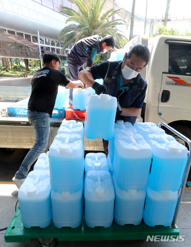 [제주=뉴시스]우장호 기자 = 황금연휴를 하루 앞둔 29일 오전 제주국제공항에 신종 코로나바이러스 감염증(코로나19) 예방을 위한 손세정제액을 나르는 손길이 분주하다. 2020.04.29. woo1223@newsis.com