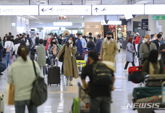 [제주=뉴시스] 우장호 기자 = 정부가 고강도 사회적 거리두기를 제한적으로 완화한 가운데 황금연휴를 하루 앞둔 29일 오전 제주국제공항 1층 국내선 도착장이 관광객들로 붐비고 있다. 2020.04.29 woo1223@newsis.com