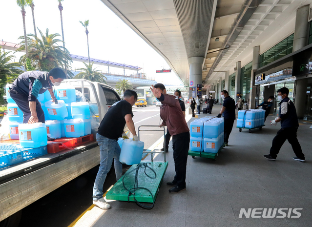 [제주=뉴시스] 우장호 기자 = 황금연휴를 하루 앞둔 29일 오전 제주국제공항에서 신종 코로나바이러스 감염증(코로나19) 예방을 위한 손세정제액을 나르는 손길이 분주하다. 2020.04.29 woo1223@newsis.com