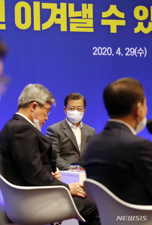 [서울=뉴시스]박영태 기자 = 문재인 대통령이 29일 서울 광진구 워커힐 호텔에서 열린 신종 코로나바이러스 감염증(코로나19) 극복 고용유지 현장간담회에 참석해 황일문 워커힐 호텔 대표의 워커힐호텔 노사합의 사례를 듣고 있다. 2020.04.29.since1999@newsis.com