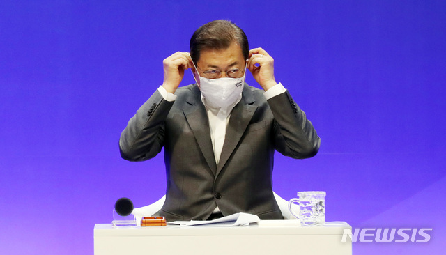 [서울=뉴시스] 박영태 기자 = 문재인 대통령이 지난 달 29일 서울 광진구 워커힐 호텔에서 열린 신종 코로나 바이러스 감염증(코로나19) 극복 고용 유지 현장 간담회에 참석해 발언 후 마스크를 쓰고 있다. 2020.04.29. since1999@newsis.com