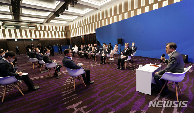 [서울=뉴시스]박영태 기자 = 문재인 대통령이 29일 서울 광진구 워커힐 호텔에서 열린 신종 코로나바이러스 감염증(코로나19) 극복 고용유지 현장간담회에 참석해 발언하고 있다. 2020.04.29.since1999@newsis.com