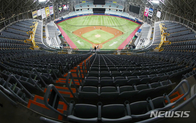 [서울=뉴시스]홍효식 기자 = 29일 서울 구로구 고척스카이돔에서 2020 프로야구 키움 히어로즈와 두산 베어스의 연습경기가 무관중으로 열리고 있다. 2020.04.29. yesphoto@newsis.com