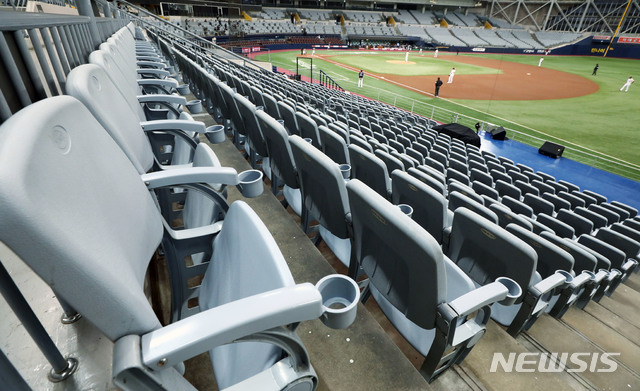[서울=뉴시스]홍효식 기자 = 29일 서울 구로구 고척스카이돔에서 2020 프로야구 키움 히어로즈와 두산 베어스의 연습경기가 무관중으로 열리고 있다. 2020.04.29.&nbsp; yesphoto@newsis.com 