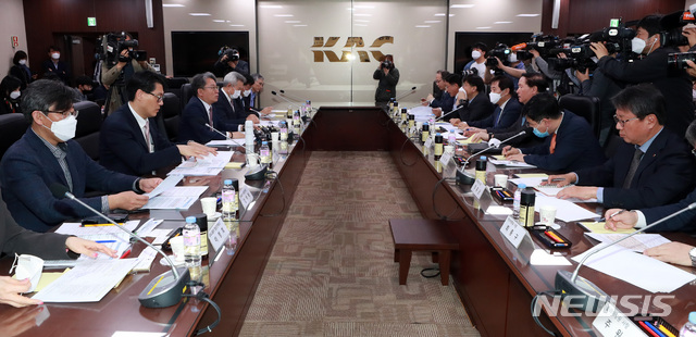 [서울=뉴시스] 이영환 기자 = 손명수(왼쪽 세 번째) 국토교통부 2차관이 29일 오후 서울 강서구 한국공항공사 대회의실에서 열린 국토교통부-항공사 CEO 간담회에 참석해 발언을 하고 있다. 2020.04.29.&nbsp; 20hwan@newsis.com