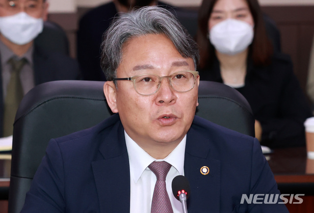 [서울=뉴시스] 이영환 기자 = 손명수 국토교통부 2차관이 지난 4월29일 서울 강서구 한국공항공사 대회의실에서 열린 국토교통부-항공사 CEO 간담회에 참석해 발언을 하고 있다. 2020.09.18.&nbsp;&nbsp; 20hwan@newsis.com