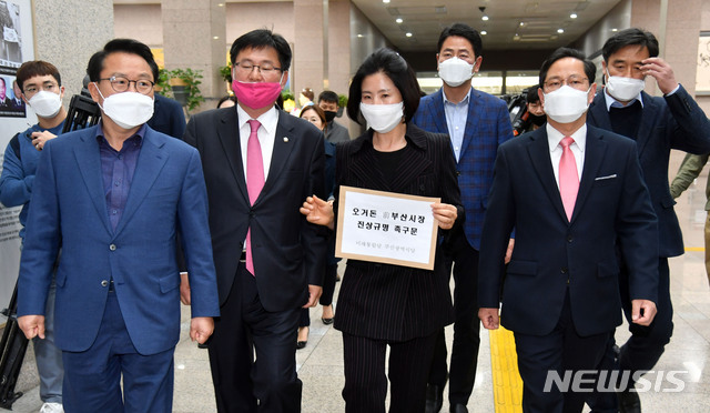 [부산=뉴시스] 하경민 기자 = 제21대 총선 미래통합당 이헌승·김미애·정동만·전봉민·안병길 등 부산지역 당선인들이 29일 오후 부산 연제구 부산경찰청을 방문, 오거돈 전 부산시장 성추행 사건에 대한 철저한 수사를 촉구하기 위해 김창룡 부산경찰청장과의 면담 장소로 이동하고 있다. 2020.04.29.&nbsp; yulnetphoto@newsis.com