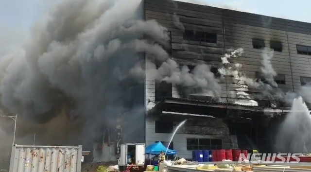 [서울=뉴시스]29일 오후 1시 32분께 경기도 이천시 모가면 소고리 물류창고 공사 현장에서 화재가 발생, 소방당국이 화재 진압을 하고 있다. (사진=소방청 영상 캡쳐) 2020.04.29.&nbsp;&nbsp; photo@newsis.com