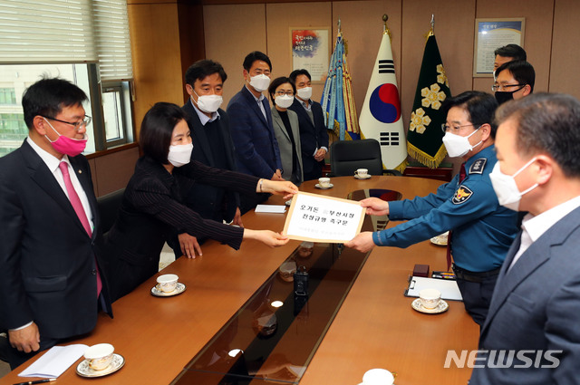 [부산=뉴시스] 하경민 기자 = 제21대 총선 미래통합당 이헌승·김미애·정동만·전봉민·안병길 등 부산지역 당선인들이 29일 오후 부산 연제구 부산경찰청을 방문, 김창룡 부산경찰청장을 만나 오거돈 전 부산시장 성추행 사건에 대한 철저한 수사를 촉구하고 있다. 2020.04.29.&nbsp; yulnetphoto@newsis.com