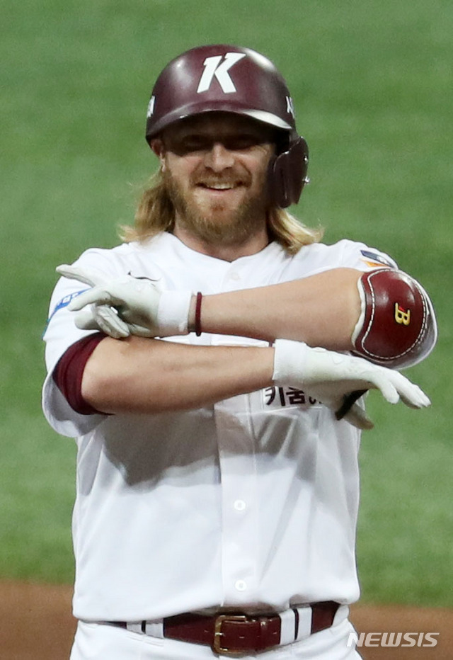 [서울=뉴시스]홍효식 기자 = 29일 서울 구로구 고척스카이돔에서 열린 2020 프로야구 키움 히어로즈와 두산 베어스의 연습경기, 5회말 2사 키움 모터가 2루타를 친 뒤 세리머리를 하고 있다. 2020.04.29. yesphoto@newsis.com