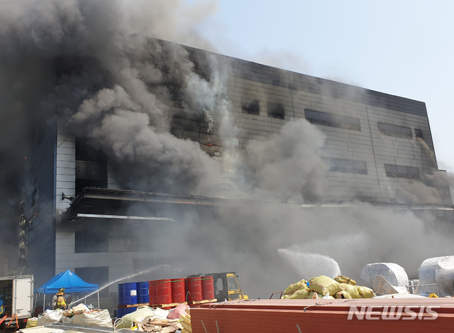 [이천=뉴시스] 김종택 기자 = 29일 오후 경기 이천시 모가면 한 물류창고에서 불이나 소방관들이 진화작업을 벌이고 있다. 2020.04.29.(사진=경기도소방재난본부 제공)semail3778@naver.com