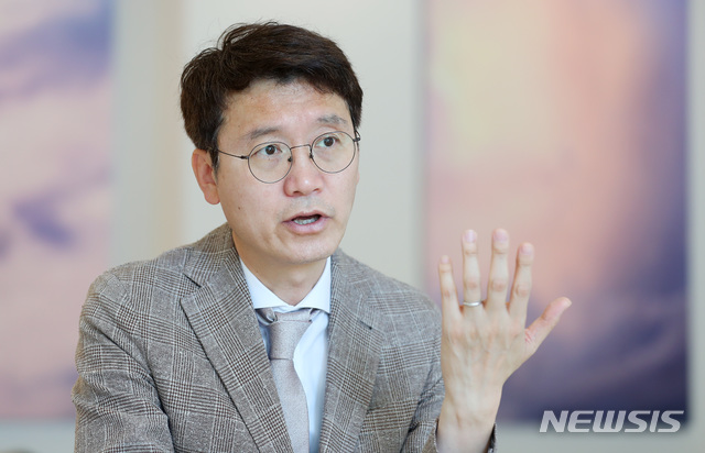 [서울=뉴시스]전신 기자 = 김웅 미래통합당 의원이 서울 여의도 한 카페에서 인터뷰를 하고 있다. 2020.05.01. photo1006@newsis.com