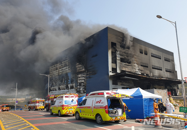 [이천=뉴시스] 김종택 기자 = 29일 오후 경기 이천시 모가면 한 물류창고에서 불이나 소방관들이 진화작업을 벌이고 있다. 2020.04.29.(사진=경기도소방재난본부 제공)semail3778@naver.com